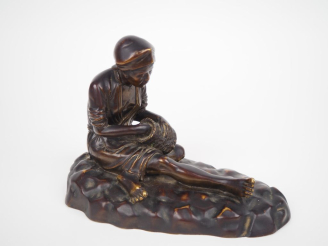 Vente aux enchères Vietnam, XXe siècle,  Groupe en bronze représentant une femme annamite