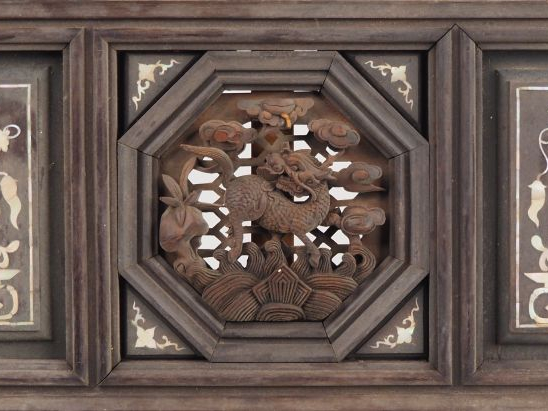 Paire de panneaux en bois sculpté de dragons complété par une marquete