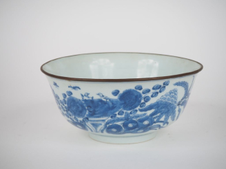 Vente aux enchères Vietnam, fin du XIXe siècle,  Coupe en porcelaine bleu de Hué, à décor