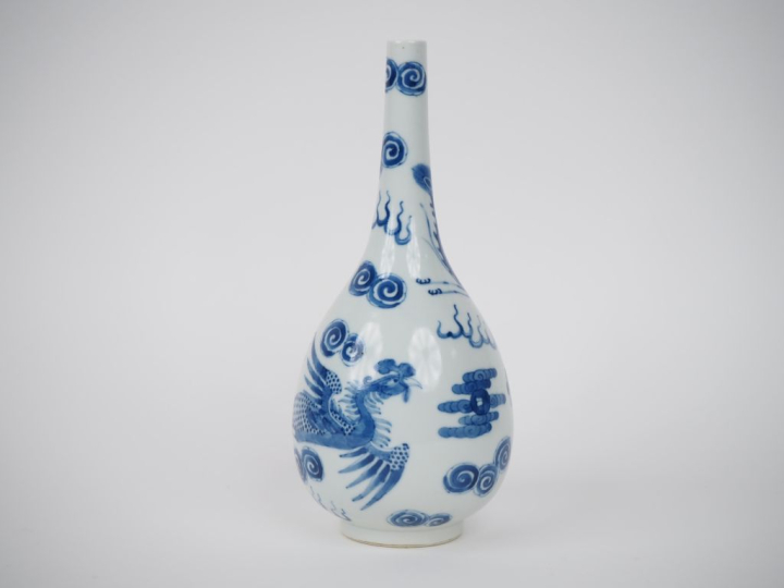 Vietnam,fin  XIXe siècle,  Vase bouteille en porcelaine blanche, à déc