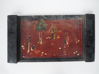 Vente aux enchères Vietnam, XXe siècle, Plateau en bois laqué à décor rouge, brun et reha