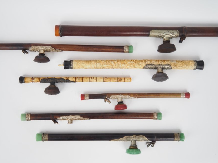 Indochine, XXe siècle, Lot comprenant cinq pipes à opium en bambou, le