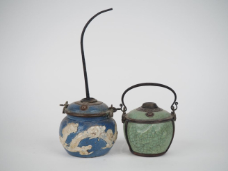 Vente aux enchères Indochine vers 1920, Deux pipes à eau en céramique émaillée bleu orné 