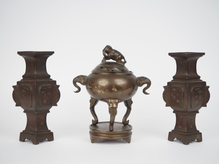 Indochine XXe siècle,  Garniture en bronze niellé d'argent, comprenant