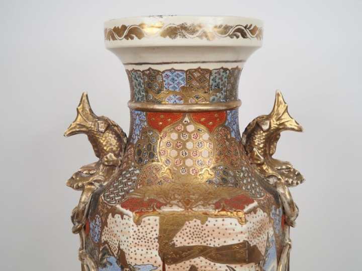 Vase de forme exagonale en faïence de Satsuma à décor de Daimyo, de sc