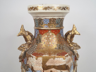 Vente aux enchères Vase de forme exagonale en faïence de Satsuma à décor de Daimyo, de sc