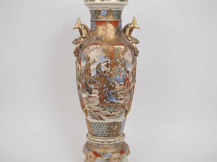 Vase de forme exagonale en faïence de Satsuma à décor de Daimyo, de sc