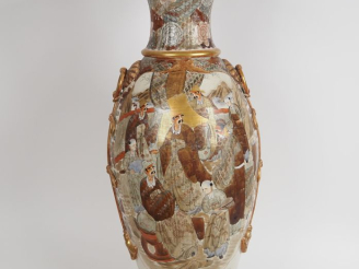 Vente aux enchères Grand vase à col festoné en porcelaine de Satsuma à décor de Daimyo et