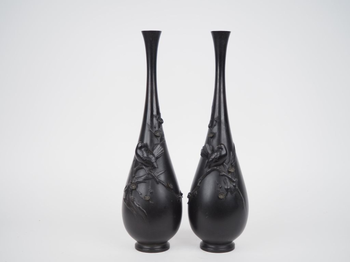 Japon, début XXe siècle, Paire de vases piriformes à décor en relief d