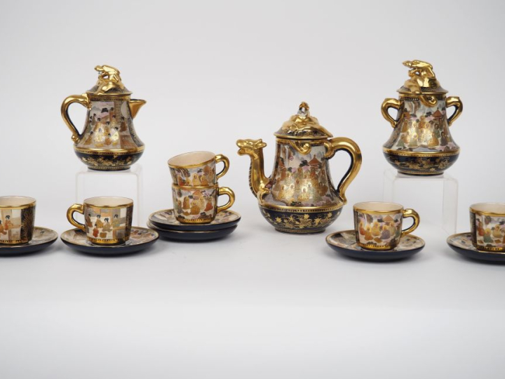Satsuma, vers 1920  Service à thé comprenant quinze pièce en porcelain
