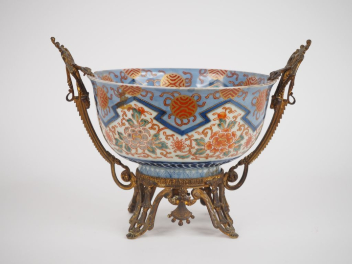Japon, vers 1900 Coupe en porcelaine d'imari à décor en polychromie de