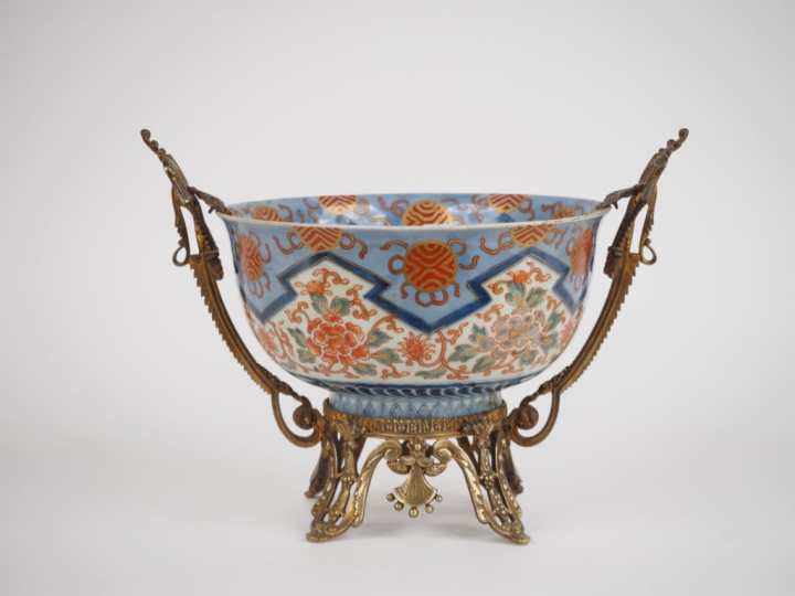 Japon, vers 1900 Coupe en porcelaine d'imari à décor en polychromie de