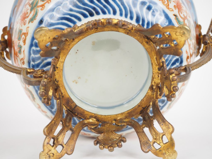 Japon, vers 1900 Coupe en porcelaine d'imari à décor en polychromie de