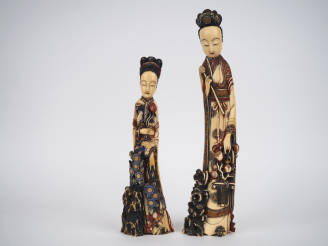 Vente aux enchères Japon, vers 1900, Deux statuettes en ivoire polychrome, représentant d