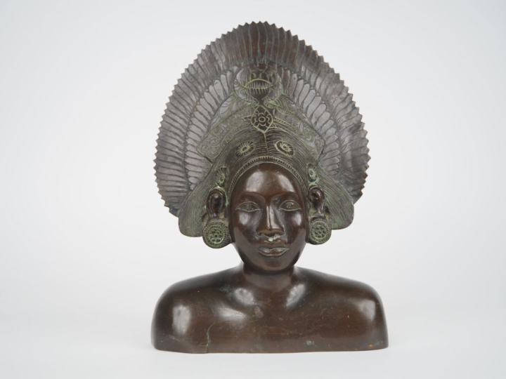 Cambodge, vers 1930, Buste de jeune danseuse en bronze, le visage surm