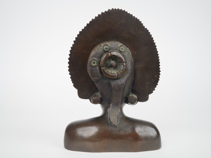Cambodge, vers 1930, Buste de jeune danseuse en bronze, le visage surm