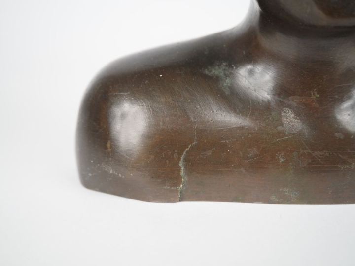 Cambodge, vers 1930, Buste de jeune danseuse en bronze, le visage surm