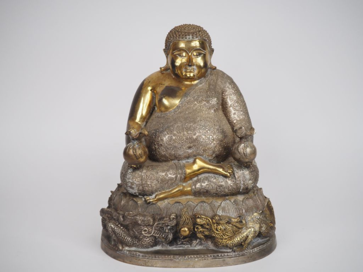 Groupe en bronze représentant Bouddaï assis sur un lotus entouré de de