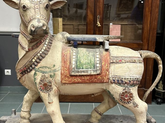 Importante sculpture en bois polychrome sur son socle représentant le 