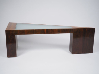 Vente aux enchères Table basse triangulaire en placage de palissandre et verre sablé.  Di