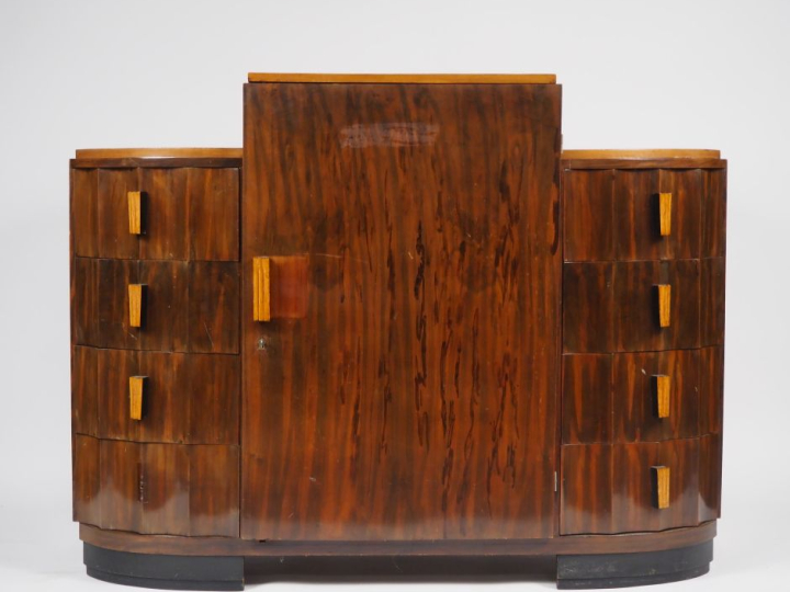 Buffet en bois teinté et plaqué de style Art Déco, ouvrant à une porte