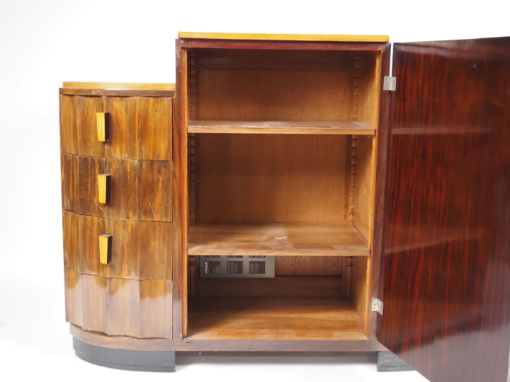 Buffet en bois teinté et plaqué de style Art Déco, ouvrant à une porte