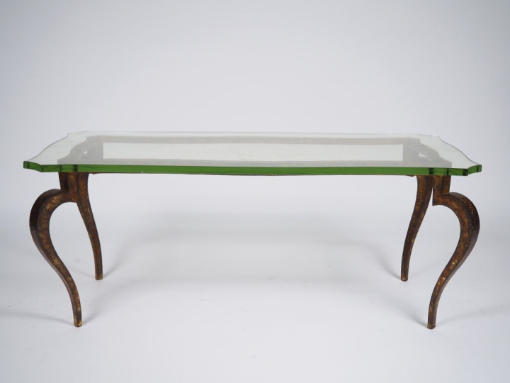 Maison RAMSAY. Table basse en métal doré et verre. Dim. 44 x 107 x 53 