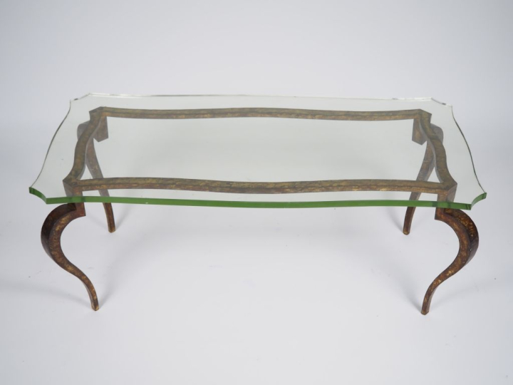 Maison RAMSAY. Table basse en métal doré et verre. Dim. 44 x 107 x 53 