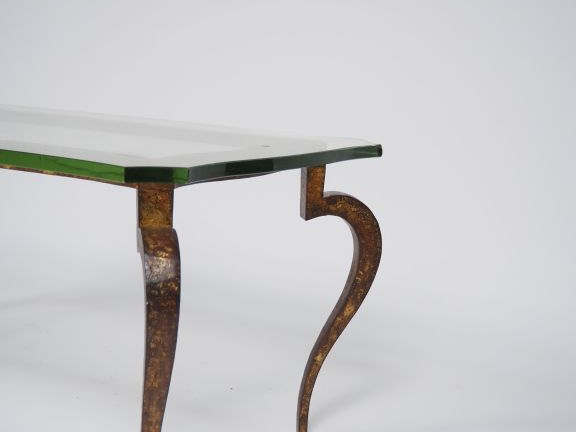 Maison RAMSAY. Table basse en métal doré et verre. Dim. 44 x 107 x 53 