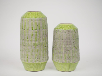 Vente aux enchères Deux vases rouleau en céramique des années 70 en partie recouverts d'u