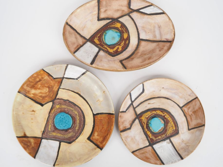 MONSAND   PICARD. Partie de service de table années 70 en céramique po