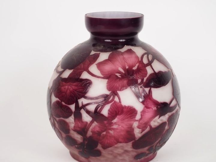 DELATTE.  Vase boule en verre à décor gravé en camée et à l'acide de c