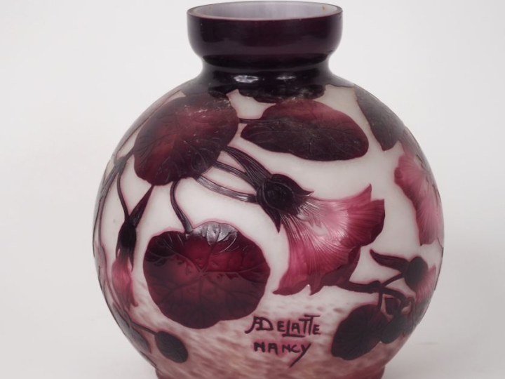 DELATTE.  Vase boule en verre à décor gravé en camée et à l'acide de c