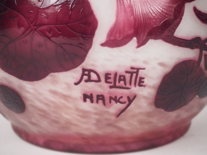 DELATTE.  Vase boule en verre à décor gravé en camée et à l'acide de c