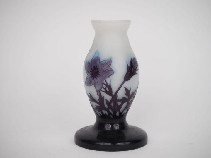 DELATTE à Nancy.  Vase en verre à décor gravé en camée et à l'acide de