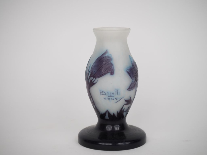 DELATTE à Nancy.  Vase en verre à décor gravé en camée et à l'acide de