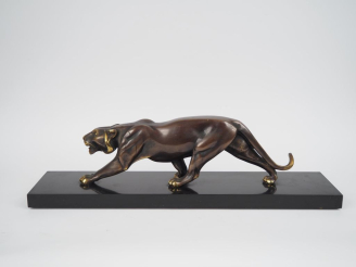 Vente aux enchères RULAS.  'Le tigre marchant" Sculpture en bronze à patine noire et mord