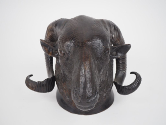 Vente aux enchères Tête de bélier .  Sculpture en bronze à patine brune.  Dim. 16 x 20 cm
