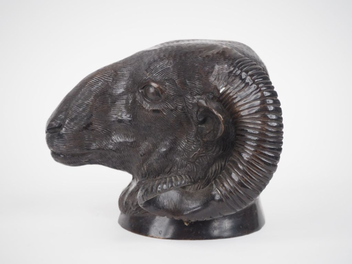 Tête de bélier .  Sculpture en bronze à patine brune.  Dim. 16 x 20 cm