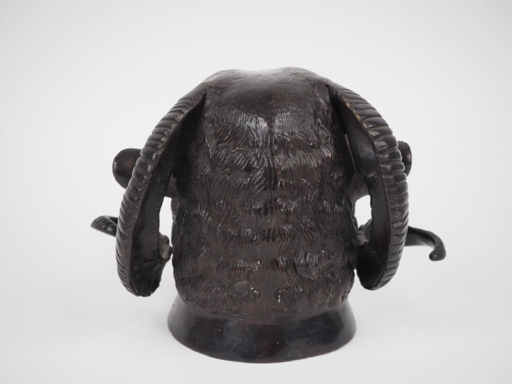 Tête de bélier .  Sculpture en bronze à patine brune.  Dim. 16 x 20 cm