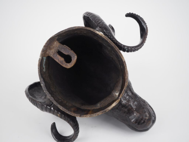 Tête de bélier .  Sculpture en bronze à patine brune.  Dim. 16 x 20 cm