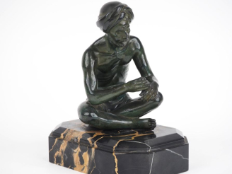 Vente aux enchères Ecole française XXème.  "le charmeur de serpent" Sculpture en bronze à