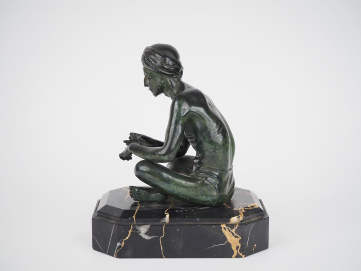 Ecole française XXème.  "le charmeur de serpent" Sculpture en bronze à