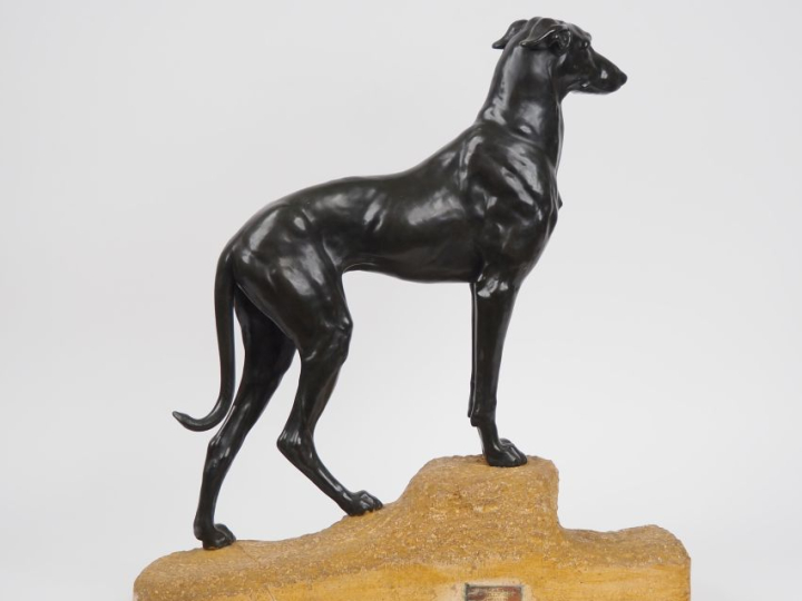 MASSON.  "le lévrier".  Grande sculpture en bronze à patine brune sur 