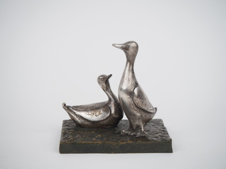 Henri Edouard NAVARRE. "les canards"  Sujet en bronze à patine argenté