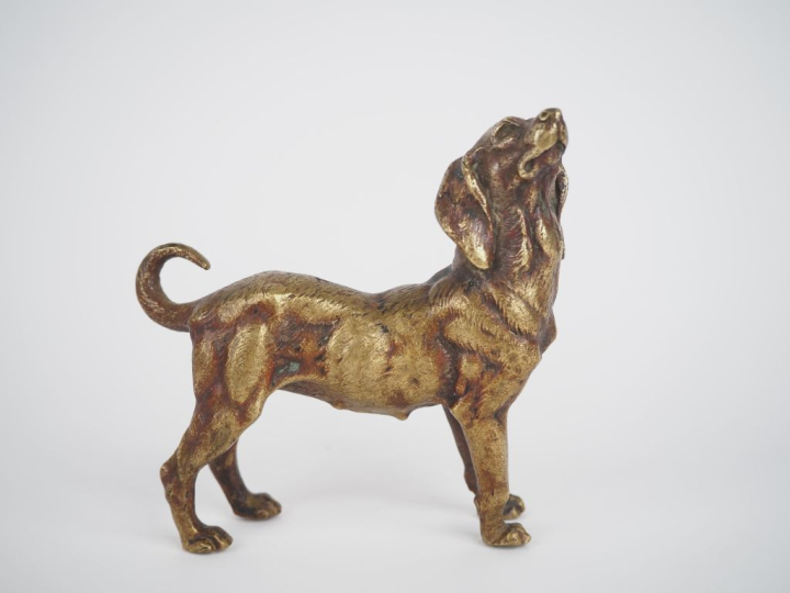 Ecole Française vers 1900.  "Jeune chienne" Sujet en bronze H. 9,5 x 9