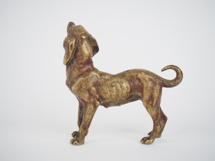 Ecole Française vers 1900.  "Jeune chienne" Sujet en bronze H. 9,5 x 9