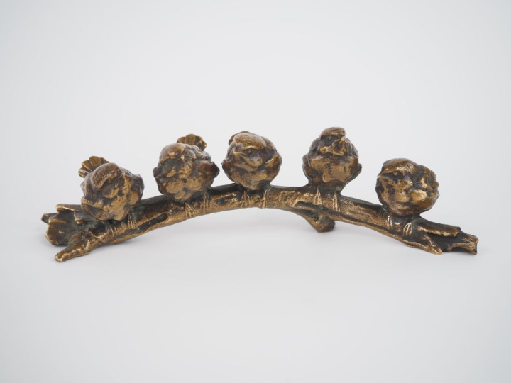 Ecole française vers 1900.  Sujet en bronze patiné "les cinq moineaux 