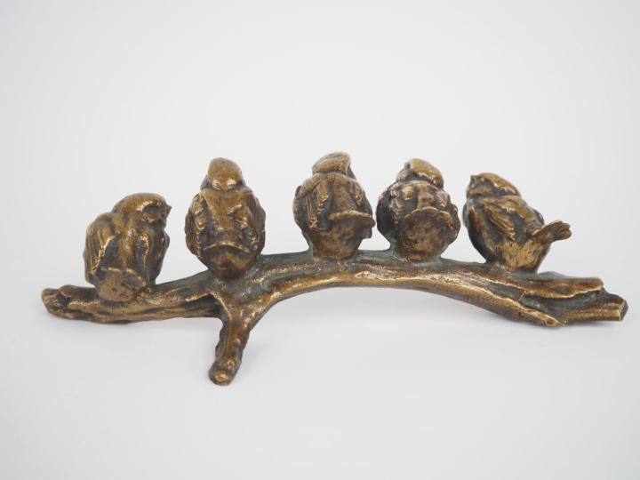 Ecole française vers 1900.  Sujet en bronze patiné "les cinq moineaux 