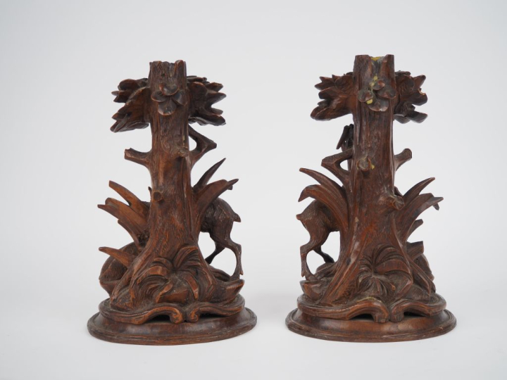Paire de bougeoirs fin XIXème en chêne sculpté à décor de chamois et d